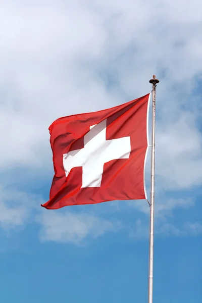 Schweizer Flagge flattert in der Luft — Stockfoto