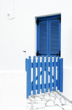 Mavi pencere ve kapı ev