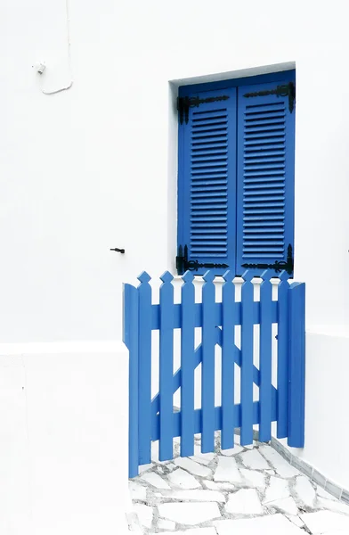 Casa com janela azul e portão — Fotografia de Stock