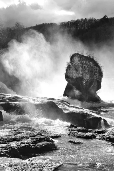 Les chutes du Rhin, la plus grande cascade de la brume hivernale — Photo