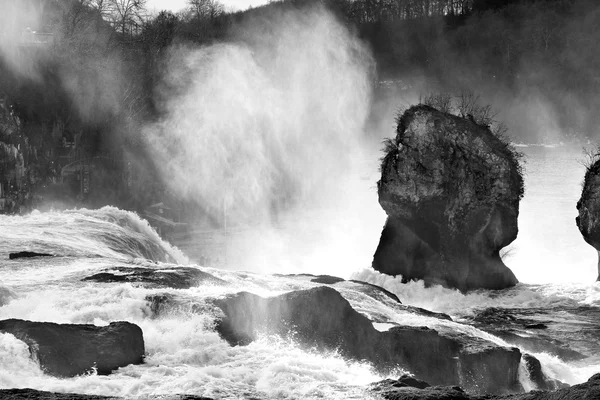 Las cataratas del Rin, la cascada más grande de la niebla invernal —  Fotos de Stock