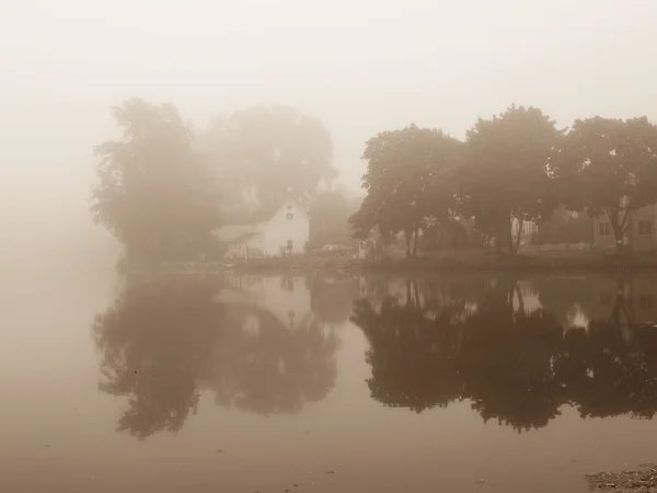 Nevoeiro no lago — Fotografia de Stock