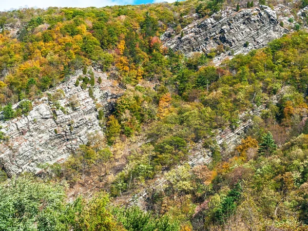 Вода розрив скелі — стокове фото