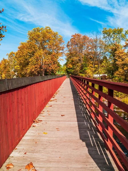 Puente de pie sobre Creek —  Fotos de Stock