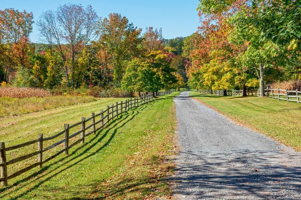 Strada rurale di autunno — Foto Stock