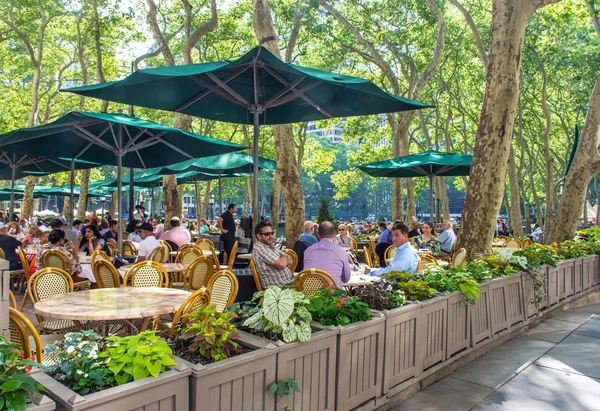 Świeżym powietrzu jadalnia Bryant Park — Zdjęcie stockowe