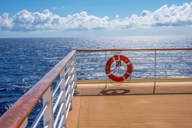 Güvertede güneş ışığı