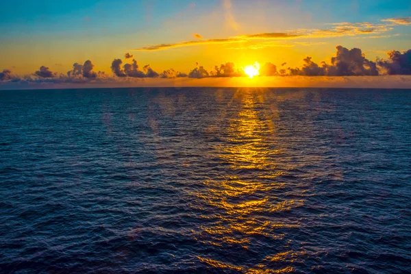 Схід сонця на північно-Атлантичний океан — стокове фото