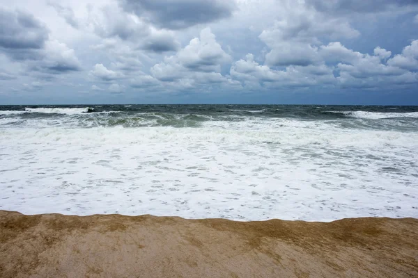 Ruheloses Meer und Himmel — Stockfoto