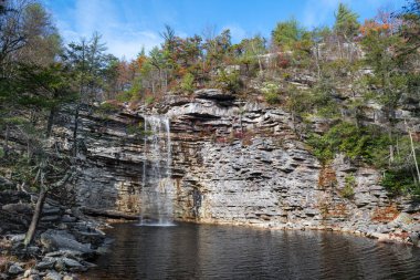 Ulster County, New York 'taki Minnewaska Gölü' ndeki Awosting Falls 'un sonbahar manzarası..