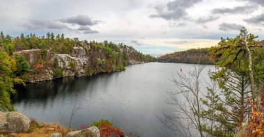 Minnewaska Gölü 'nün bulutlu bir sonbahar gününde panoramik görüntüsü.