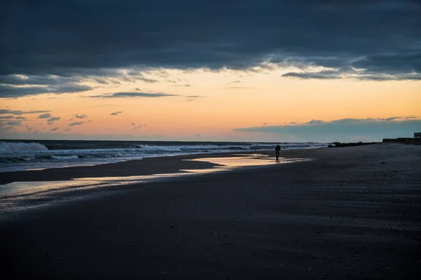 Een Man Loopt Alleen Het Strand Bij Zonsondergang Long Branch — Stockfoto