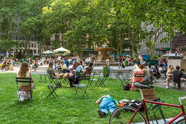 Нью Йорк Июнь Брайант Парк Центре Манхэттена Переполнен Людьми Отдыхающими — стоковое фото