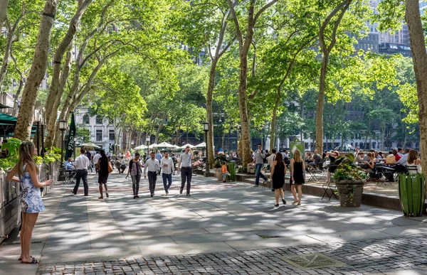 New York June New Yorkers Tourists Enjoy Spring Bryant Park — Stock Photo, Image