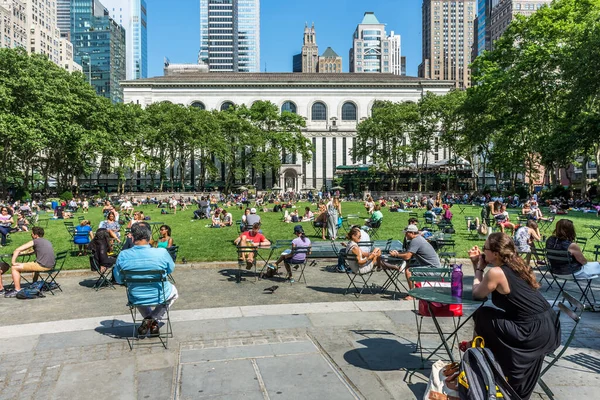 New York June Bryant Park Centru Manhattanu Přeplněný Lidmi Kteří — Stock fotografie