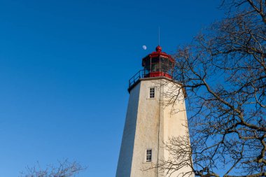 New Jersey 'deki Gateway Ulusal Dinlenme Alanı' ndaki Sandy Hook Deniz Feneri 'nin tepesinde bir gün ışığı..