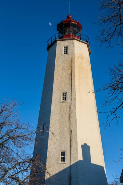 Ein Tageslicht Mond Der Spitze Des Sandy Hook Leuchtturms Gateway — Stockfoto