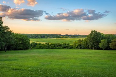 Freehold New Jersey 'deki Monmouth Battlefield Eyalet Parkı' nda alacakaranlık manzarası.