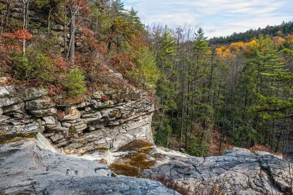 ニューヨーク州アルスター郡のレイク ミネワスカ州立公園にある岩だらけのオーバーハング — ストック写真