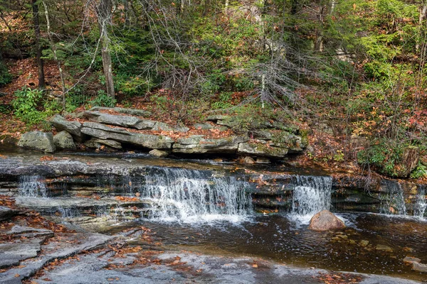 Een Kleine Waterval Boven Het Gesteente Minnewaska State Park Staat — Stockfoto