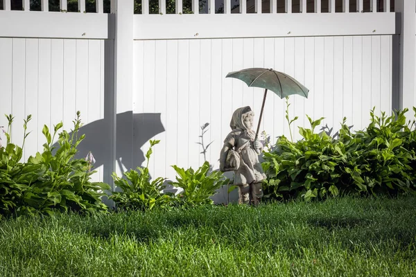 Sebuah Patung Taman Seorang Anak Dengan Payung Dengan Embun Pagi — Stok Foto