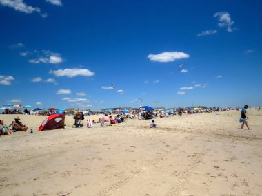 PT PLEASANT, New JERSEY - 23 Haziran 'da plaja gidenler, 23 Haziran 2021' de Jersey kıyısı boyunca Pt Pleasant 'ta kumlu bir manzaranın tadını çıkarıyorlar..
