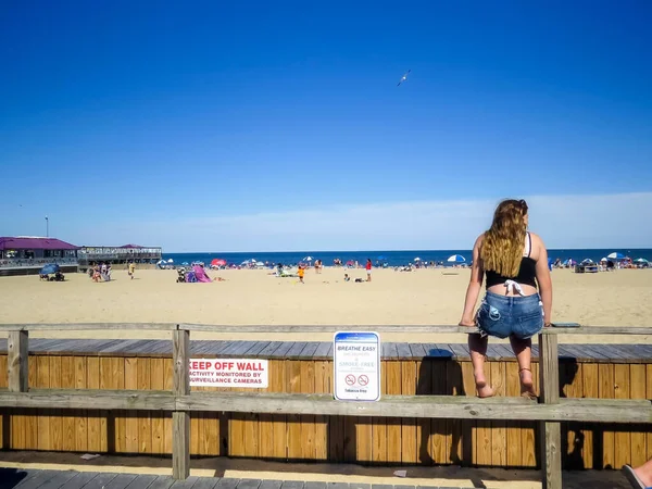 2021年6月23日 2021年6月23日 一名女孩坐在泽西海滨的木板路轨上 在海滩上大放异彩 — 图库照片