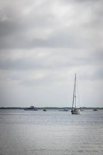 Barche Sulla Baia Sandy Hook Una Nuvolosa Mattina Estate — Foto Stock