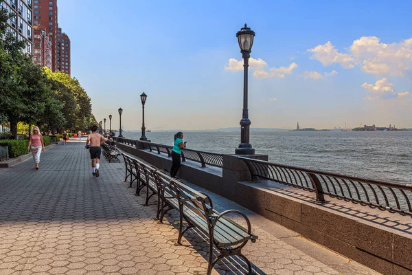 New York August People Enjoy Walk Jog North Cove Marina — ストック写真