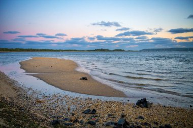 Jersey kıyısındaki Sandy Hook Koyu 'nda alacakaranlıkta küçük bir kum yığını..