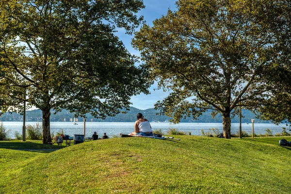 Young Woman Enjoys Peaceful Quiet Hudson River Walk Park Tarrytown — Stock Photo, Image