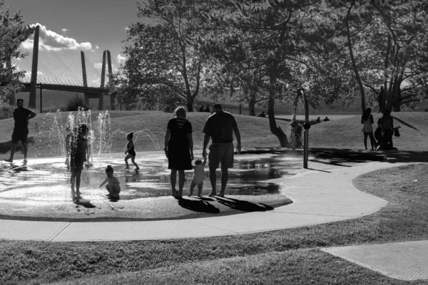 Rodiny Užívají Fontánu Parku Hudson River Walk Park Tarrytownu New — Stock fotografie