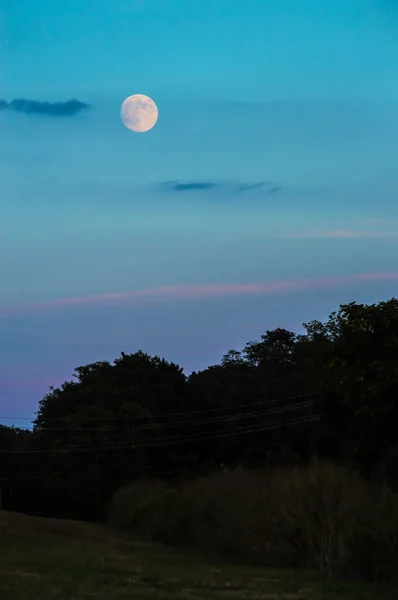 Lua Cheia ao anoitecer — Fotografia de Stock