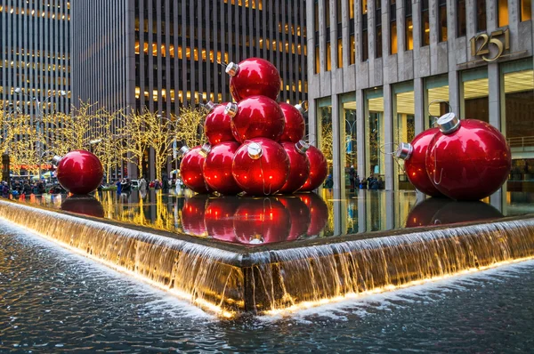 Grands ornements de Noël dans une fontaine au Rockefeller Center pour les vacances . — Photo