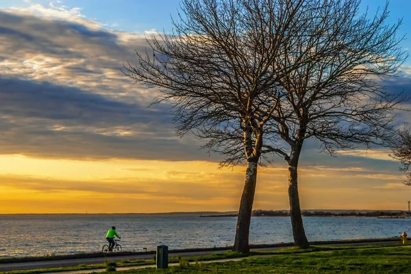 Passeio de bicicleta de pôr do sol — Fotografia de Stock