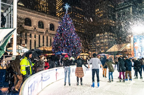 Pattinaggio vicino all'albero — Foto Stock