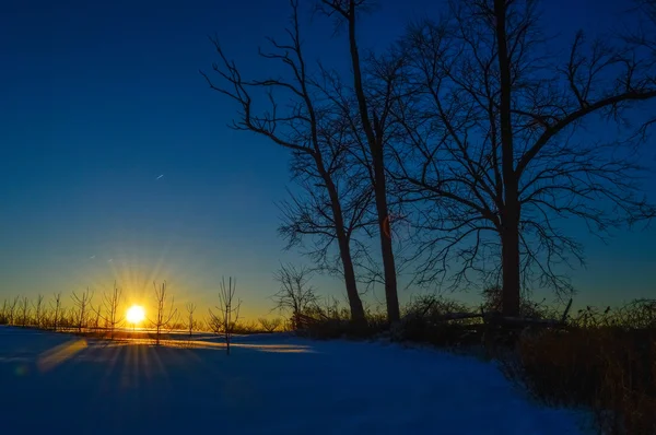 Zonsondergang in de donkere Winter — Stockfoto