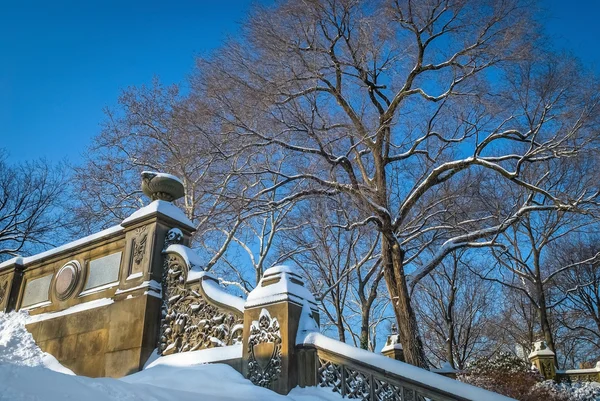 Pared adornada y nieve — Foto de Stock