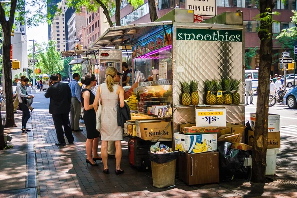 Straatvoedsel leverancier tijdens de lunch — Stockfoto