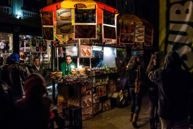 Midtown Manhattan'da bir sokak gıda satıcı