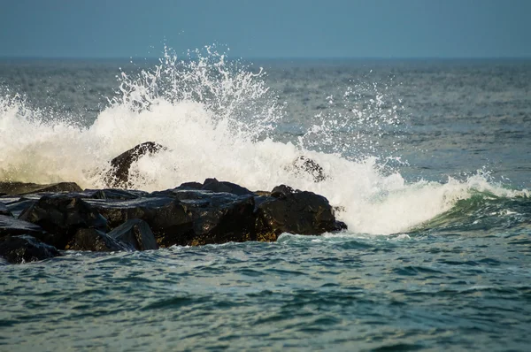 Welle bricht auf dem Steg — Stockfoto