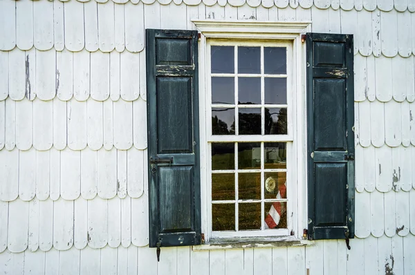 Janela em uma antiga casa histórica — Fotografia de Stock