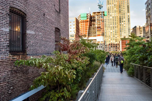 Mensen wandeling langs de High Line — Stockfoto