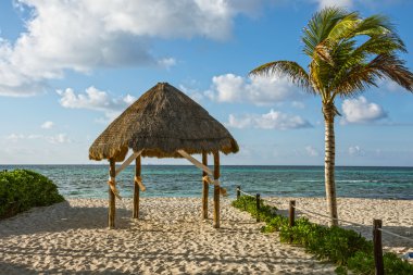 Plaj kulübe kum kıyı şeridi boyunca üzerinde