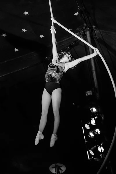 A high contrast acrobatic rope act — Stockfoto