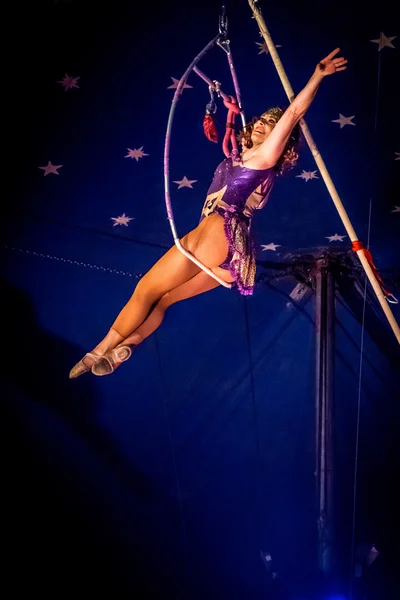 Una signora acrobatica sull'altalena — Foto Stock