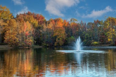 Sonbahar aylarında New Jersey, Manalapan 'daki Holiday Gölü' nde püskürtülen fıskiye..