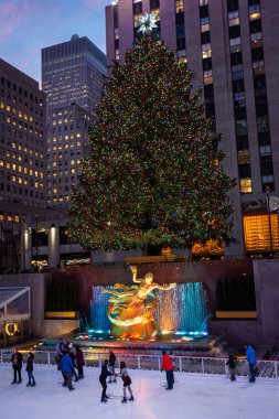 NEW YORK-Aralık 7: Rockefeller Center Noel ağacı önünde 7 Aralık 2015 tarihinde Manhattan şehir merkezinde buz patencileri.