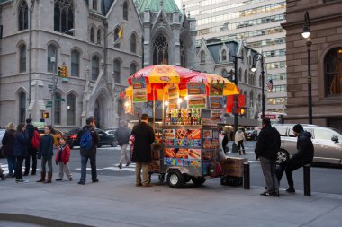 NEW YORK-ARALIK 7 ARALIK: 7 Aralık 2015 'te Manhattan şehir merkezinde bir sokak satıcısı.
