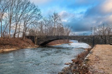Taughannock Deresi, New York Eyaleti 'nin Fingert Lakes bölgesindeki Canandaigua Gölü' ne açılan bu taş köprünün altından akar..